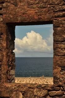 Ruínas seculares com vista para o mar, em Aruba